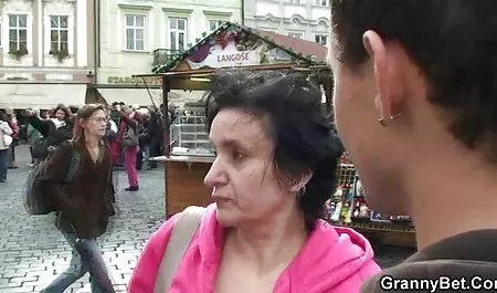 Червенокоса сваляне на порно клипове се прецака, докато приятелите й гледат