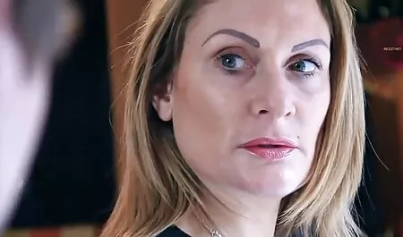 Червенокоса голяма путка смучене и шибан с гаджето си