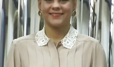Blonde бгминипорно се забавляват с пениса, който е сериозен